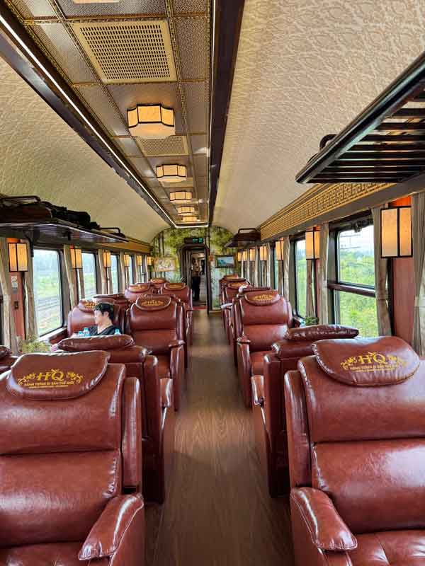 Train Hue - Dong Hoi siege VIP